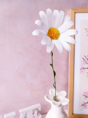 marguerite en papier dans un simple vase