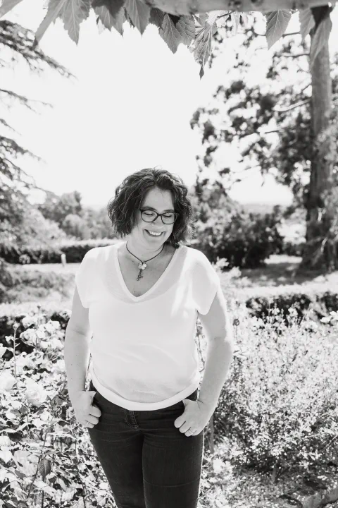 portrait de la créatrice de Brin de Sev en noir et blanc