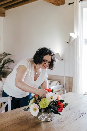 Séverine en train d'ajuster un bouquet de pavots en papier
