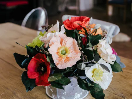 large bouquet de fleurs de pavot en papier sur une table
