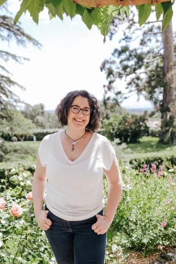 Portrait de Séverine au jardin